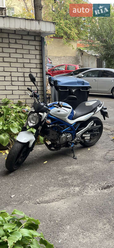 Мотоцикл Без обтекателей (Naked bike) Suzuki Gladius 650 2010 в 