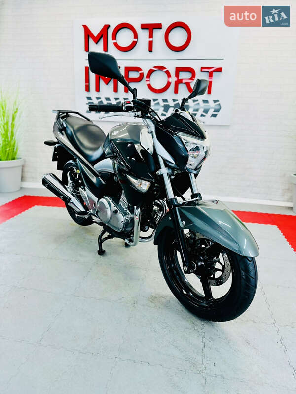Спортбайк Suzuki GSR 250 2013 в 
