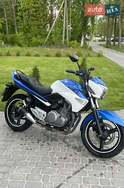 Мотоцикл Без обтекателей (Naked bike) Suzuki GSR 250 2016 в 