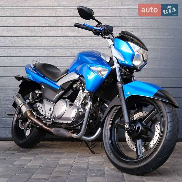 Suzuki GSR 250 2015