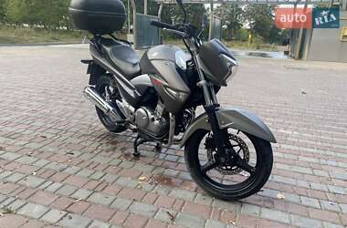 Мотоцикл Классік Suzuki GSR 250 2017 в 