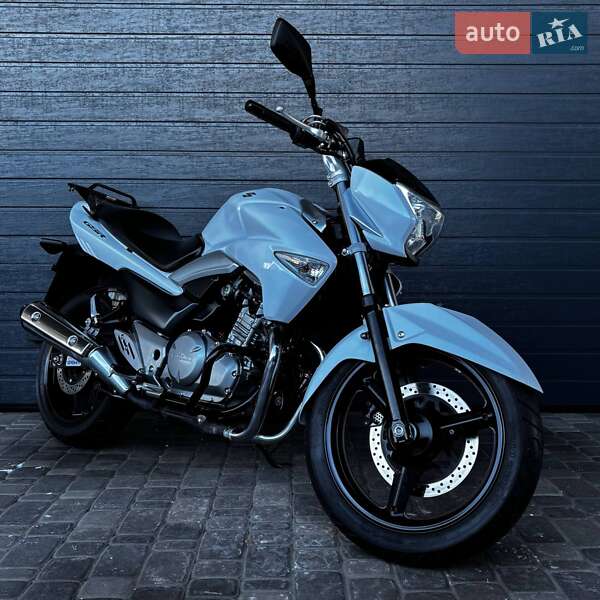 Suzuki GSR 250 2015 Suzuki GSR 250 2015