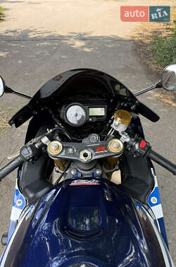 Спортбайк Suzuki GSX-R 1000 2004 в 