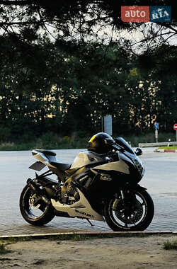 Спортбайк Suzuki GSX-R 600 2023 в 