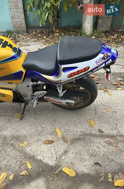 Спортбайк Suzuki GSX-R 600 2000 в 