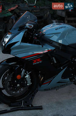 Спортбайк Suzuki GSX-R 750 2025 в 