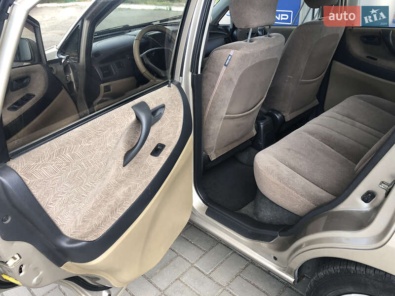 Седан Suzuki Liana 2003 в Новоукраинке