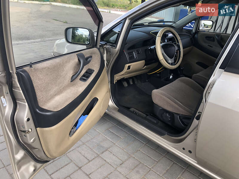 Седан Suzuki Liana 2003 в Новоукраинке