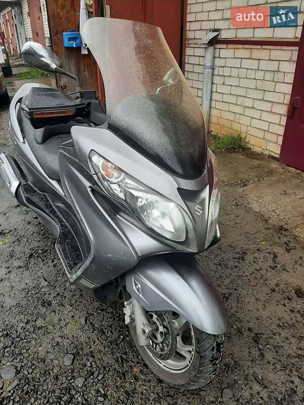 Макси-скутер Suzuki Skywave 250 2011 в Вараше