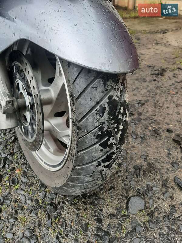 Макси-скутер Suzuki Skywave 250 2011 в Вараше