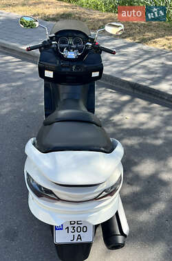 Максі-скутер Suzuki Skywave 250 2010 в 