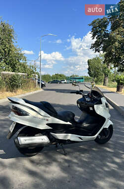 Максі-скутер Suzuki Skywave 250 2010 в 