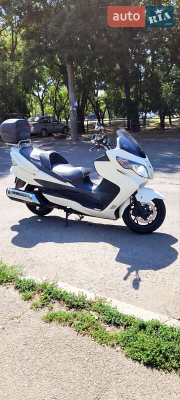 Макси-скутер Suzuki Skywave 250 2011 в  фото Макси-скутер Suzuki Skywave 250 2011 в