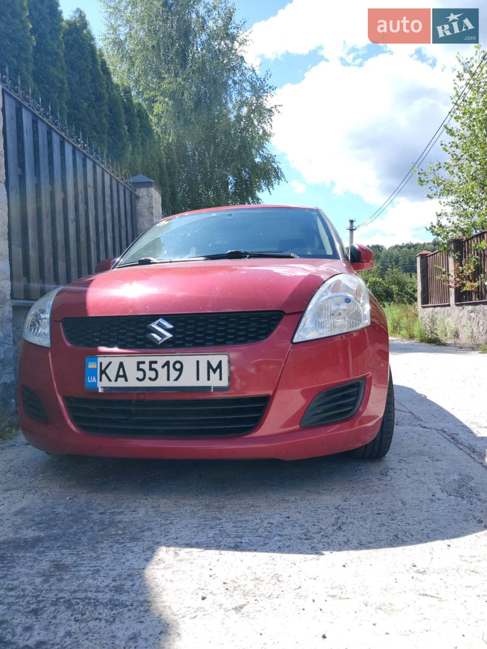 Продам офіційне авто Suzuki Swift в новому дизайні - рідний пробіг 68 тис.!!!
Куплене в кінці 2013 року у офіційного дилера в Києві. Другий власник. Сервісна книжка на руках. П'ятидверна економна модель.
Автомат
Кондиціонер, підігрів передніх сидінь, вікон дзеркал. Повністю та вчасно обслуговувалась.
Повністю на ходу, без нюансів. Вкладень не потребує взагалі.
Використовувалася мало як першим так і другим власником, тому пробіг невеликий. Є запаска.
Машиною будете дуже задоволені, таких дуже мало на ринку.
Літня та зимова гума.