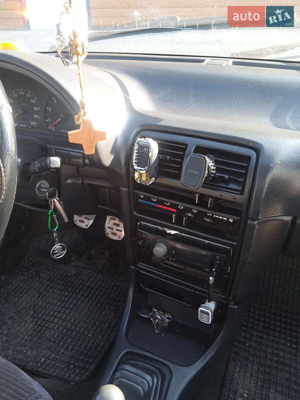 Седан Suzuki Swift 1994 в Пустомитах