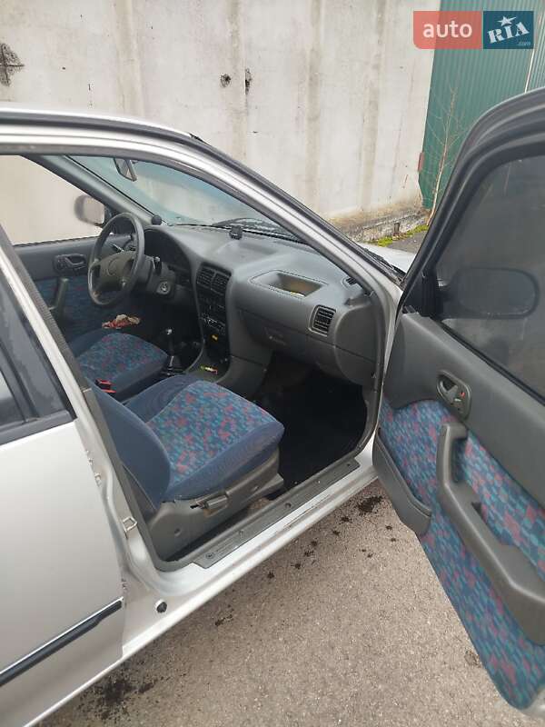 Хэтчбек Suzuki Swift 2003 в Сарнах фото 5 Хэтчбек Suzuki Swift 2003 в Сарнах