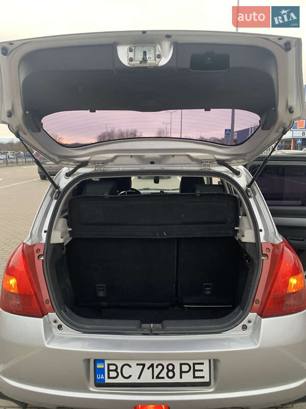 Хэтчбек Suzuki Swift 2005 в Дрогобыче