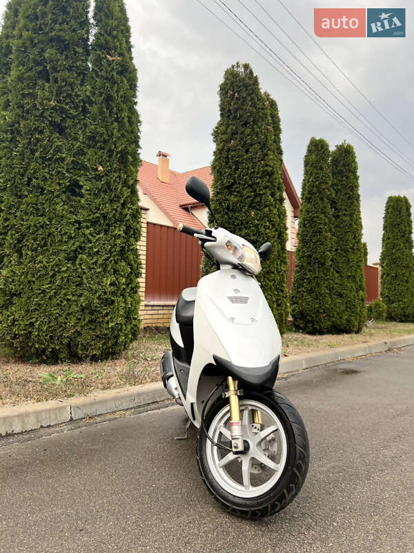 Скутер Suzuki ZZ 50 2014 в Новых Петровцах