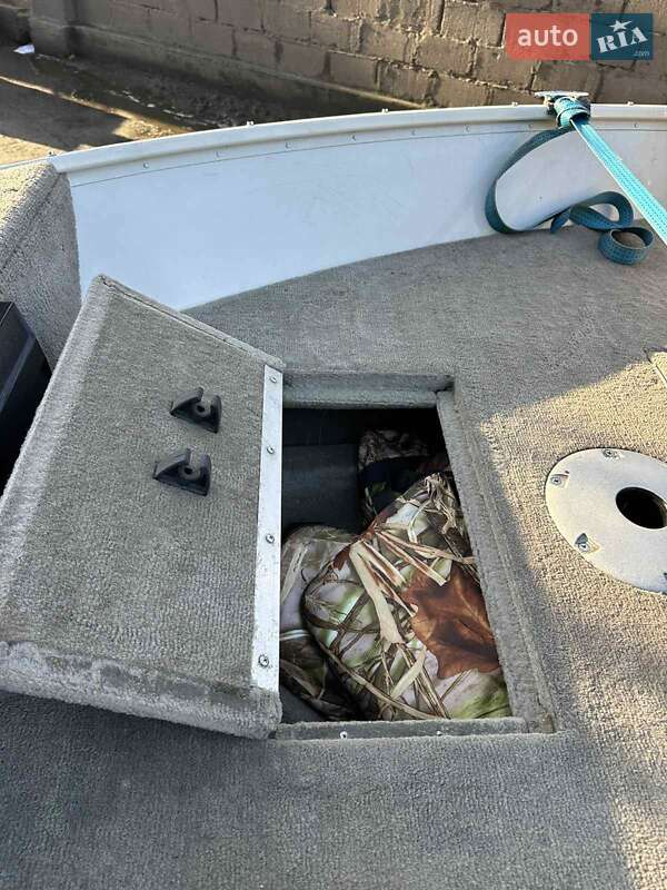 Човен Sylvan Explorer 2007 в Покрові