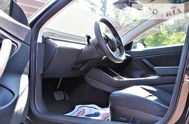 Седан Tesla Model 3 2019 в 