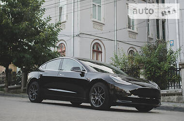 Лифтбек Tesla Model 3 2018 в Черновцах