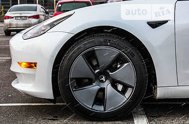 Седан Tesla Model 3 2021 в 