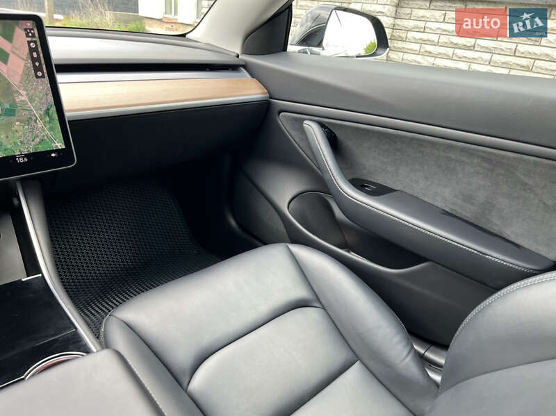 Седан Tesla Model 3 2019 в Ровно