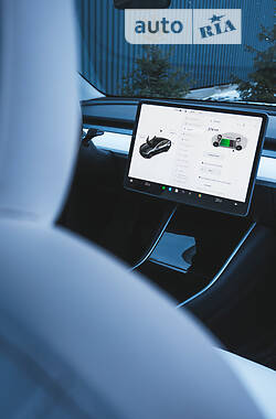 Седан Tesla Model 3 2018 в Кропивницком