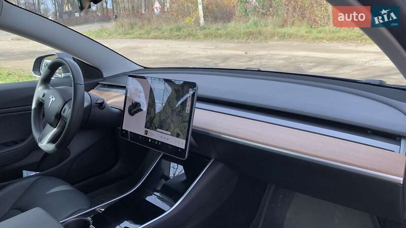 Седан Tesla Model 3 2019 в Чернівцях