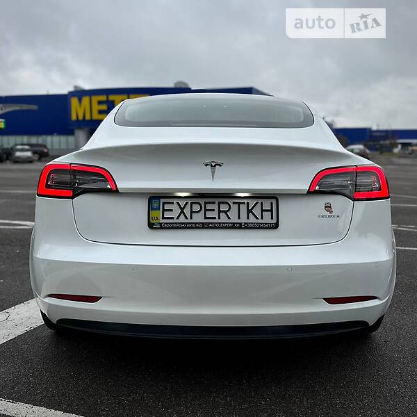 Седан Tesla Model 3 2020 в Ровно