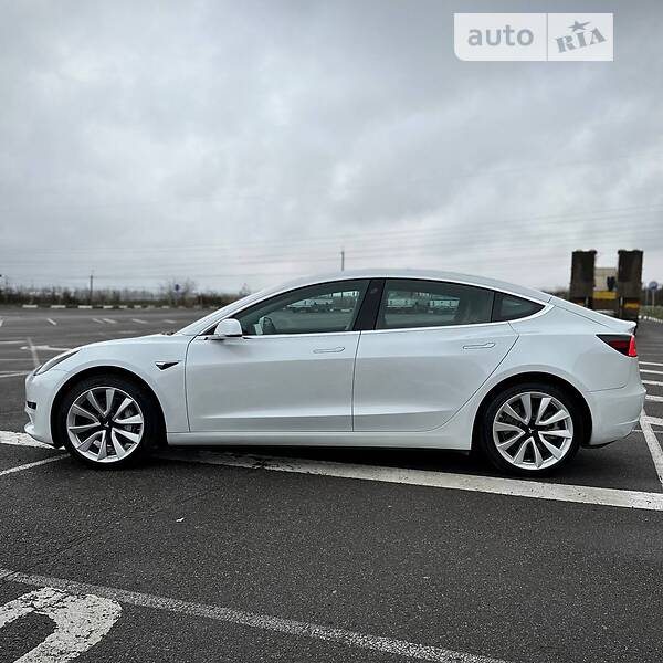 Седан Tesla Model 3 2020 в Ровно