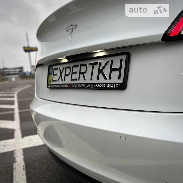 Седан Tesla Model 3 2020 в Ровно