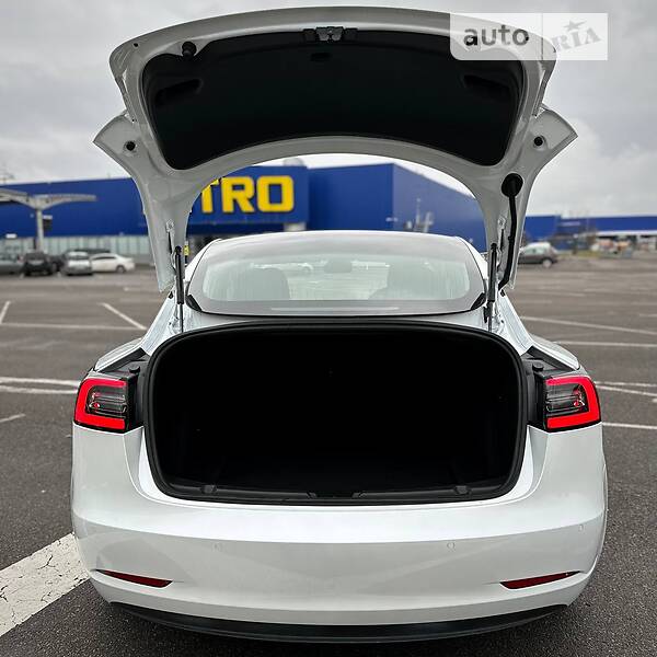 Седан Tesla Model 3 2020 в Ровно