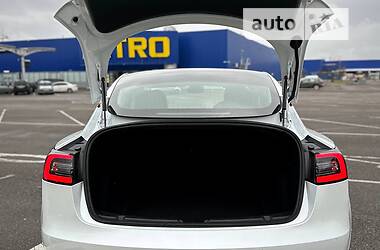 Седан Tesla Model 3 2020 в 