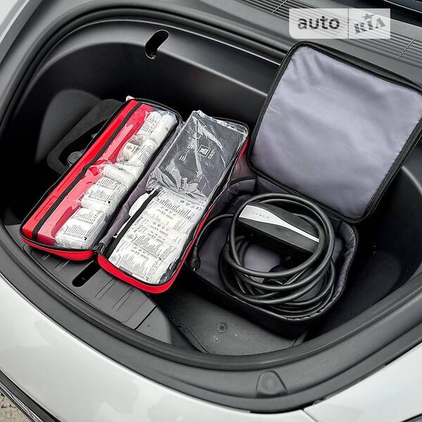 Седан Tesla Model 3 2020 в Ровно