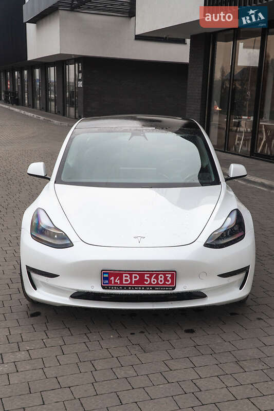 Седан Tesla Model 3 2021 в Ужгороді