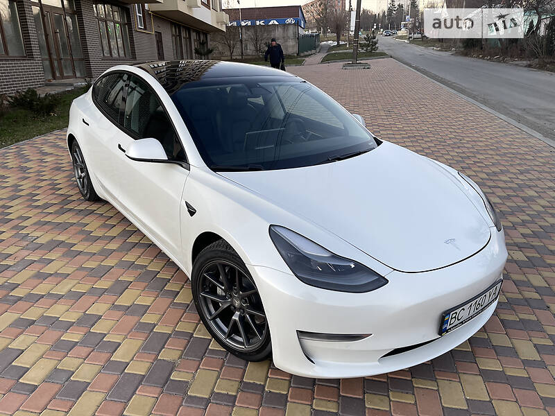 Седан Tesla Model 3 2021 в Львове