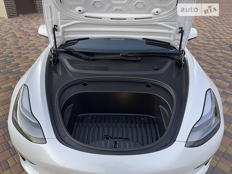 Седан Tesla Model 3 2021 в Львове