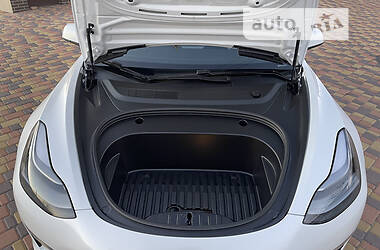 Седан Tesla Model 3 2021 в 
