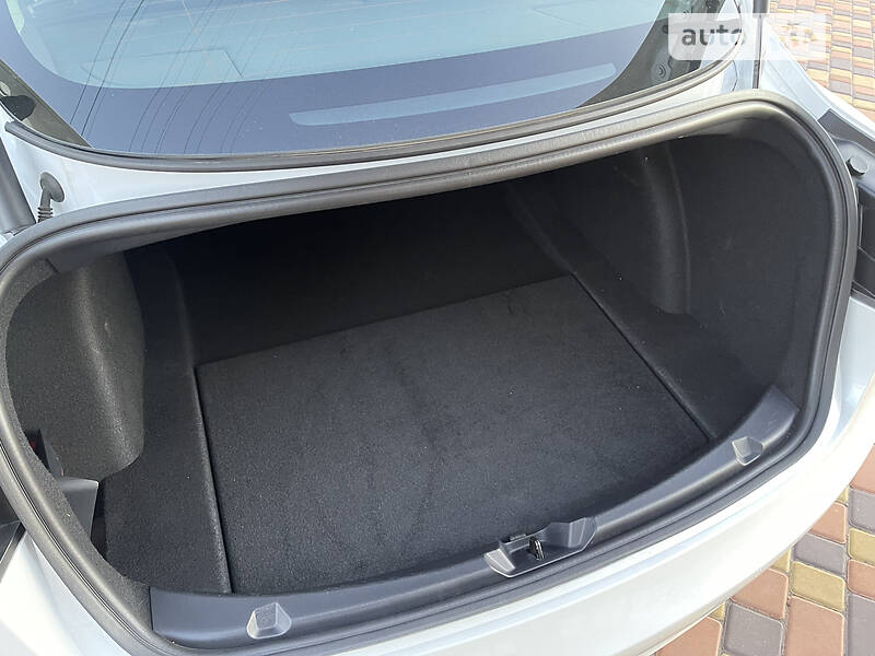 Седан Tesla Model 3 2021 в Львове