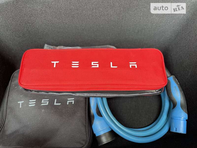 Седан Tesla Model 3 2019 в Львові
