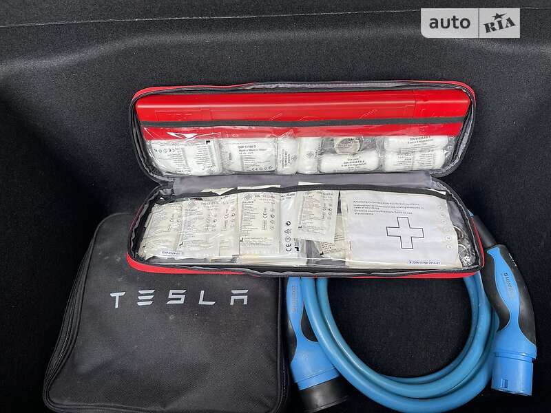 Седан Tesla Model 3 2019 в Львові