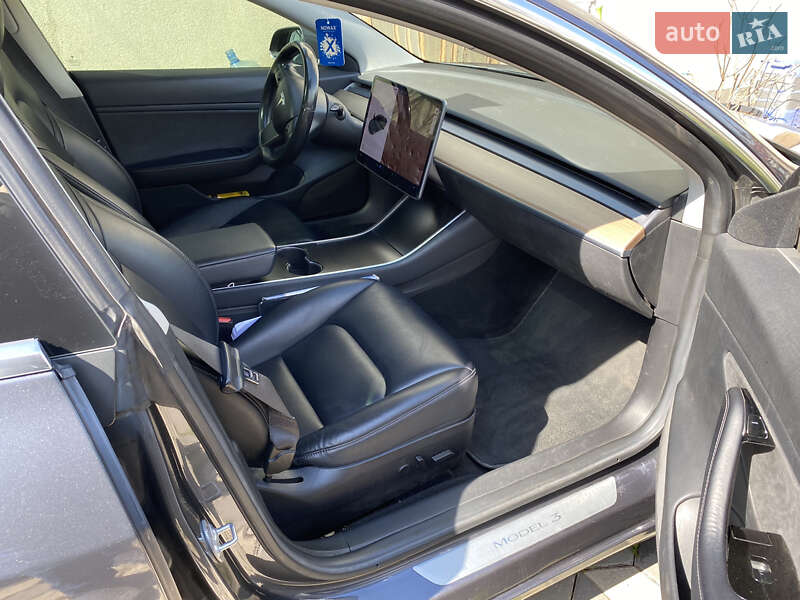 Седан Tesla Model 3 2018 в Одесі