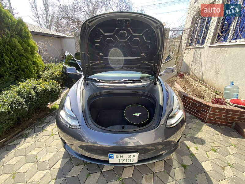 Седан Tesla Model 3 2018 в Одесі
