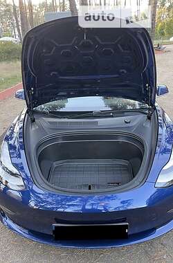 Седан Tesla Model 3 2019 в Умані