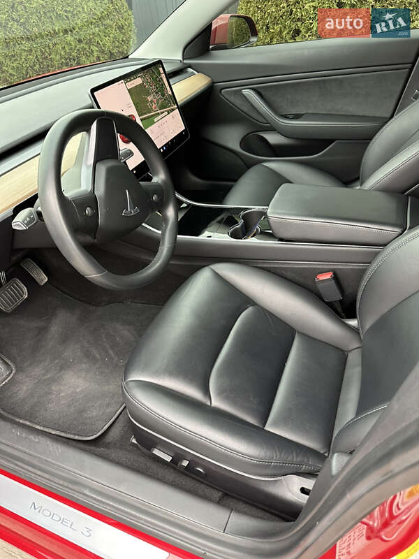 Седан Tesla Model 3 2019 в Львові
