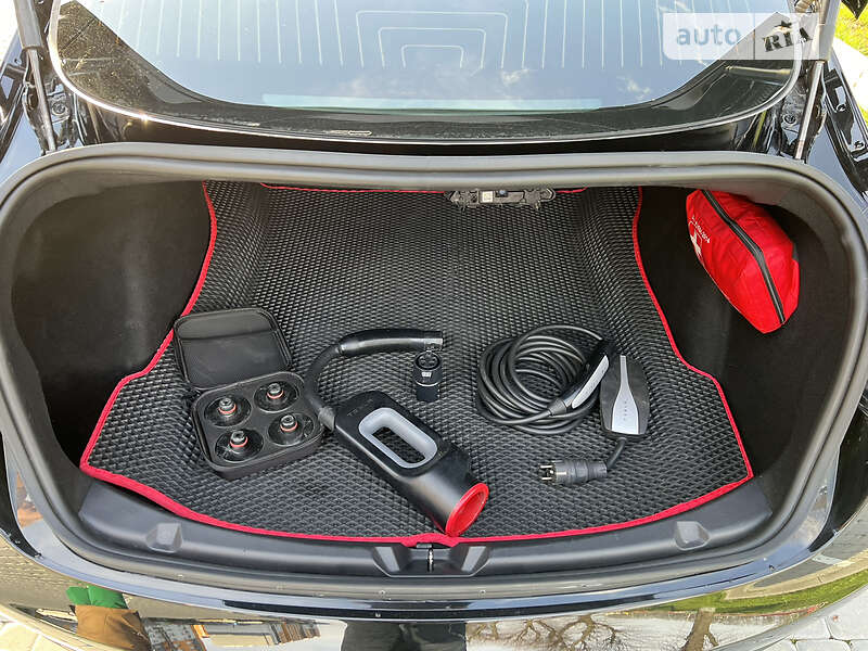 Седан Tesla Model 3 2019 в Виннице