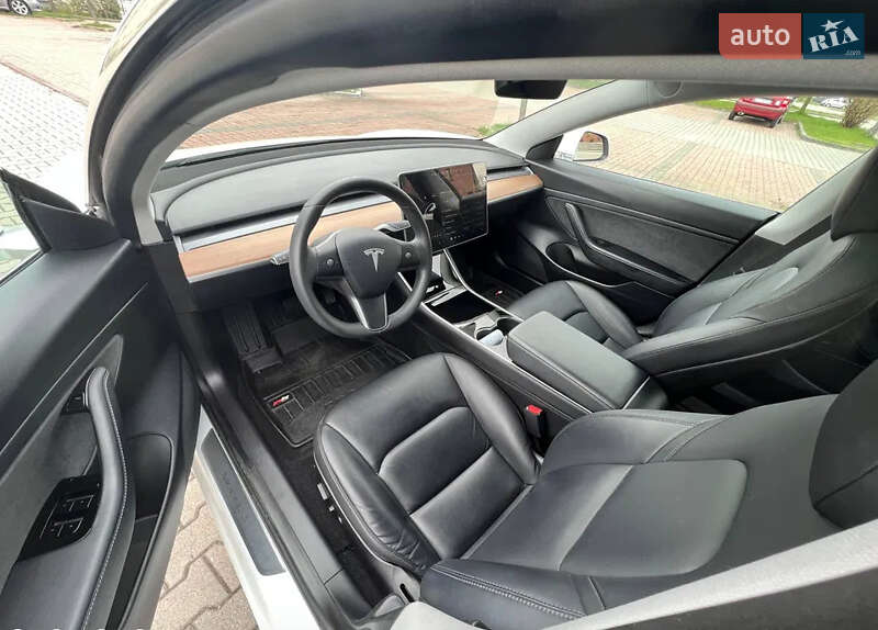 Седан Tesla Model 3 2018 в Киеве