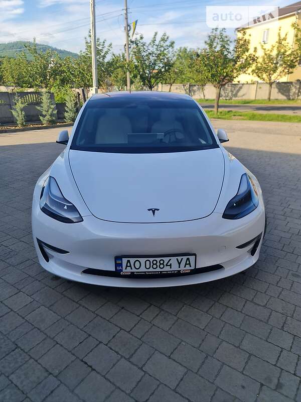 Седан Tesla Model 3 2021 в Мукачевому