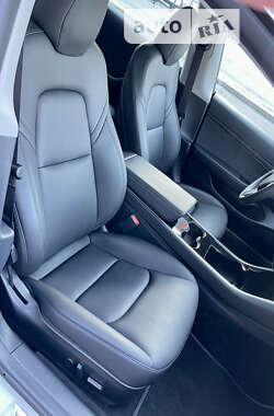 Седан Tesla Model 3 2020 в 